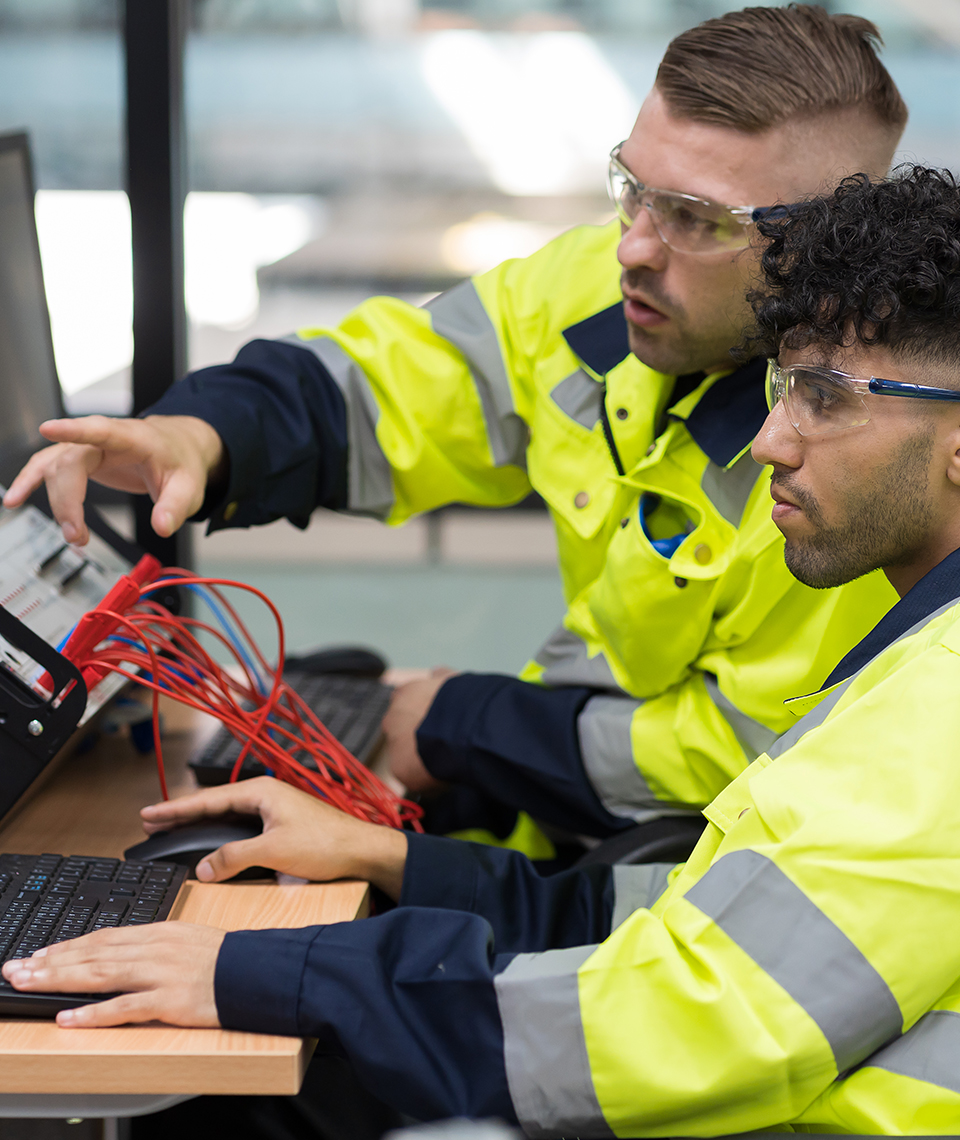 Pobl ifanc mewn hyfforddiant prentisiaeth